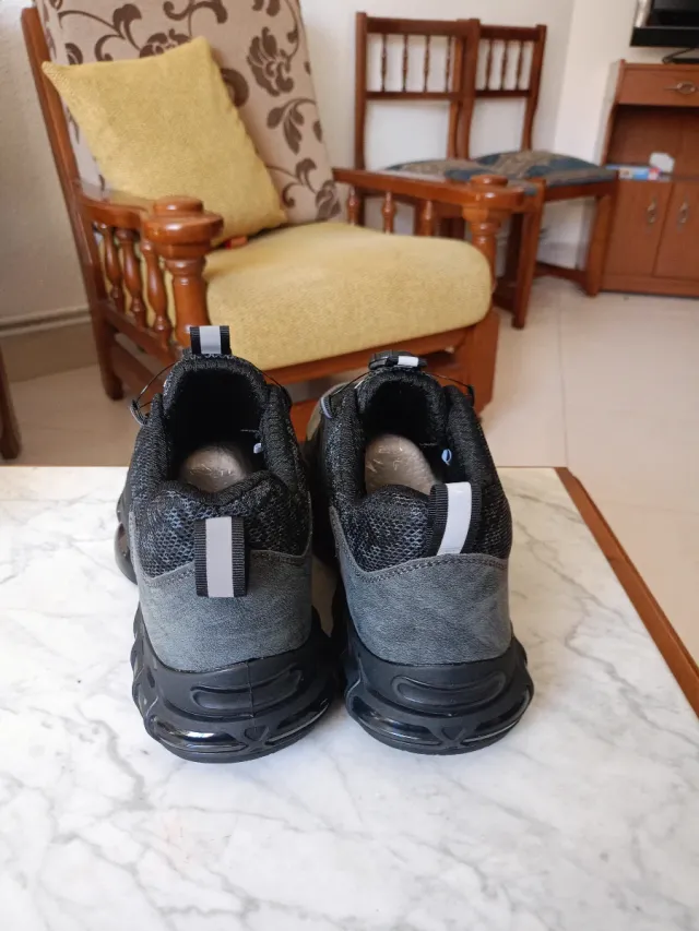 Sneakers di sicurezza con design moderno e robusto