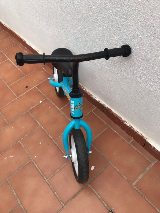 Bici de equilibrio azul para niños