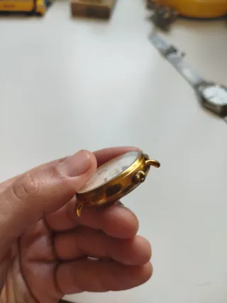 Reloj Dogma Quartz Esfera Blanca y Dorada