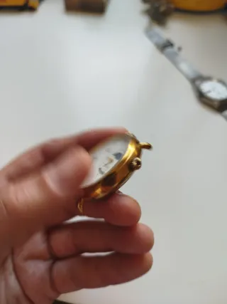 Reloj Dogma Quartz Esfera Blanca y Dorada