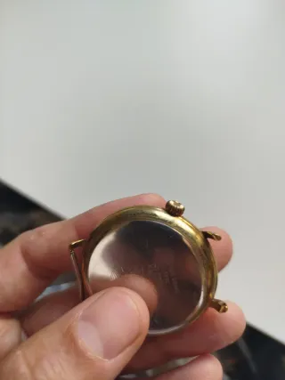 Reloj Dogma Quartz Esfera Blanca y Dorada