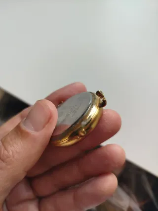 Reloj Dogma Quartz Esfera Blanca y Dorada