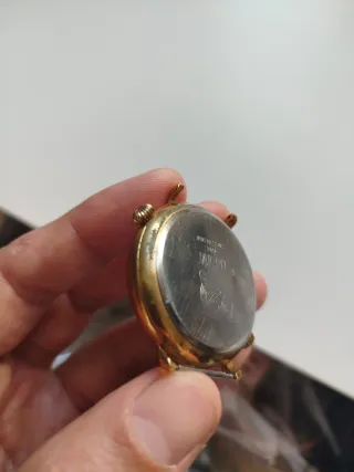 Reloj Dogma Quartz Esfera Blanca y Dorada