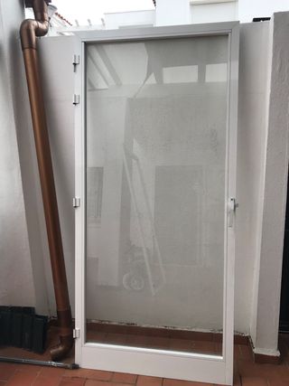 Puerta de cristal con marco de aluminio