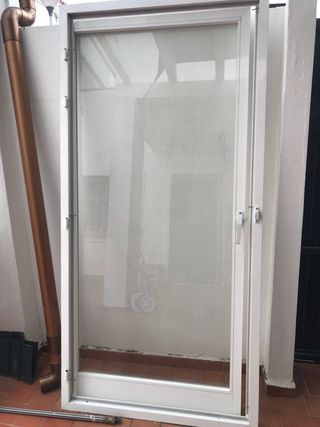 Puerta de cristal con marco de aluminio