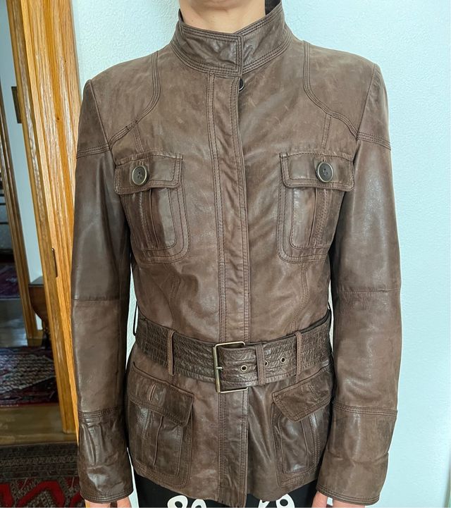 Chaqueta de piel marrón con cinturón