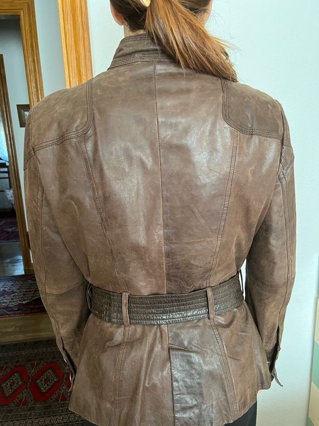 Chaqueta de piel marrón con cinturón