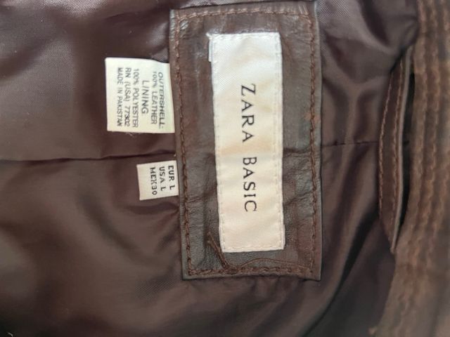 Chaqueta de piel marrón con cinturón