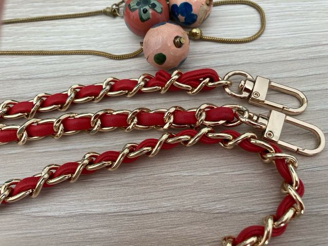 Collar y cadena para bolso dorados y rojos