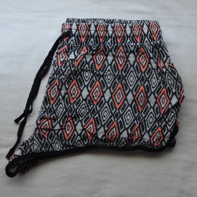 Shorts estampados geométricos