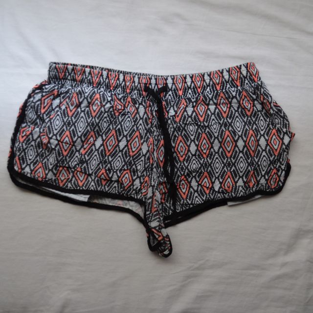 Shorts estampados geométricos