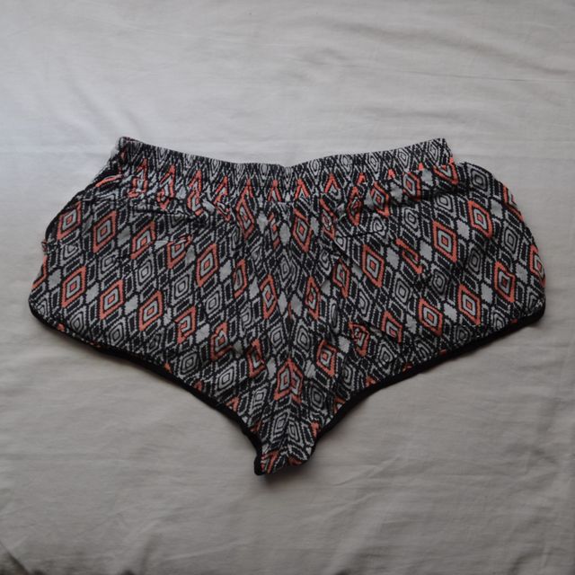 Shorts estampados geométricos