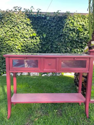 Aparador y espejo recibidor burdeos