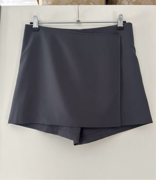 Falda corta gris