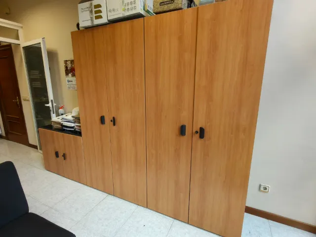 Mobiliario de Oficina Marrón y negro con sillas.