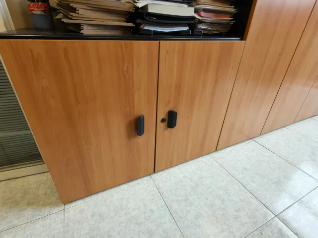 Mobiliario de Oficina Marrón y negro con sillas.