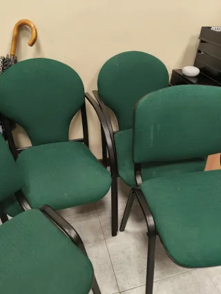 Mobiliario de Oficina Marrón y negro con sillas.