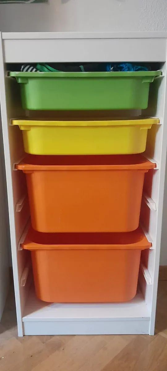 Estantería Trofast Ikea con 4 cubos