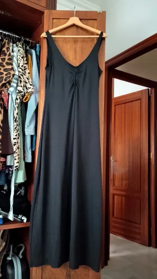 Vestido largo negro con fruncido