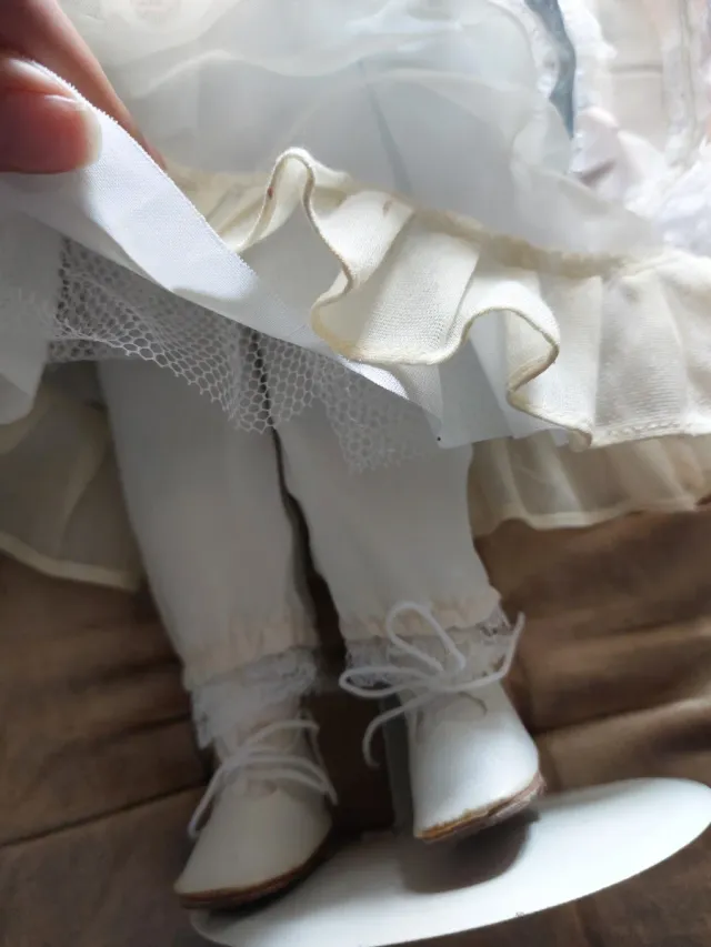 Preciosa muñeca de porcelana antigua