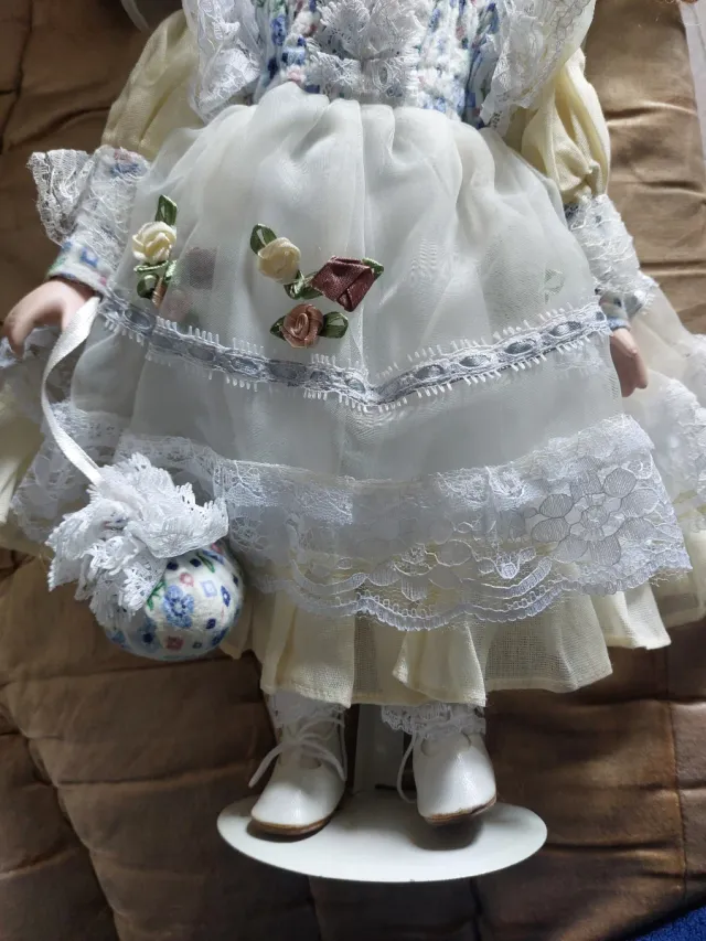 Preciosa muñeca de porcelana antigua