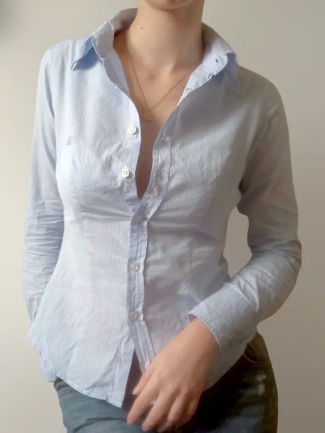 Camicetta sfiancata azzurra a righe verticali