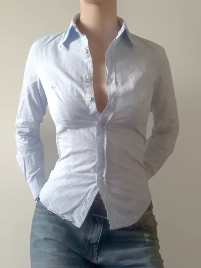 Camicetta sfiancata azzurra a righe verticali