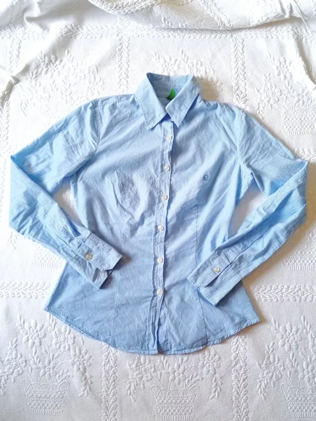 Camicetta sfiancata azzurra a righe verticali