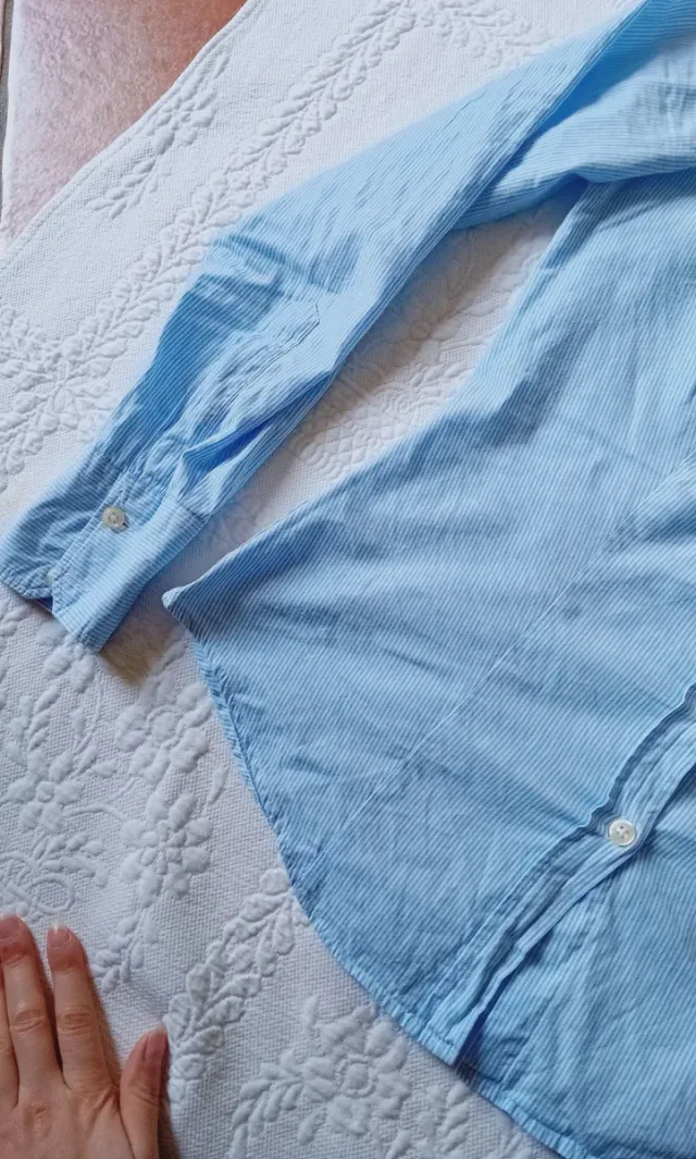 Camicetta sfiancata azzurra a righe verticali