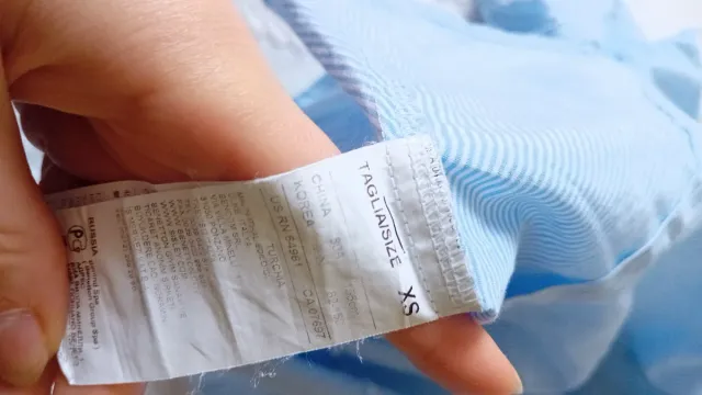 Camicetta sfiancata azzurra a righe verticali