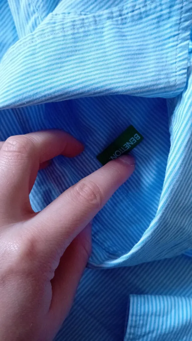 Camicetta sfiancata azzurra a righe verticali