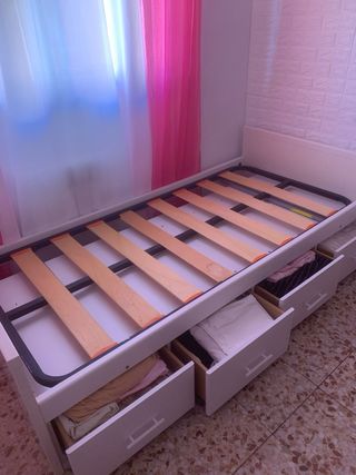 Cama individual blanca con cajones
