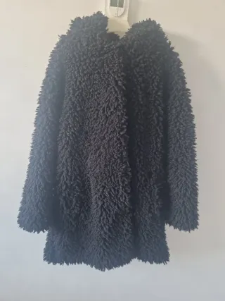 Chaquetón de pelo negro