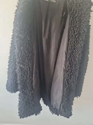 Chaquetón de pelo negro