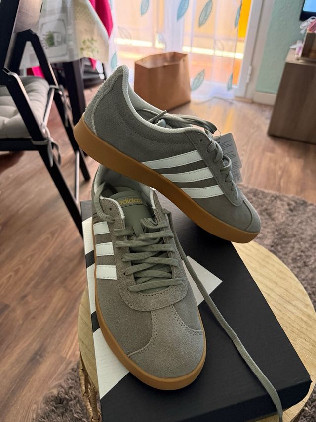 Zapatillas Adidas grises y blancas