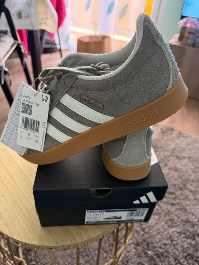 Zapatillas Adidas grises y blancas