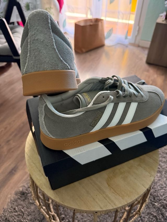 Zapatillas Adidas grises y blancas