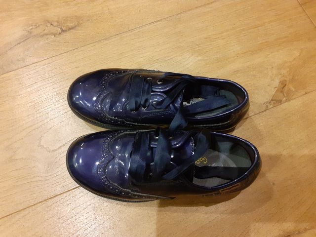 URGE Zapatos vestir charol número 33