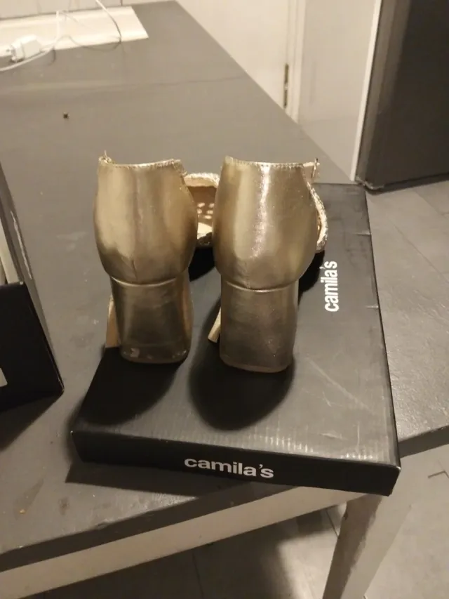 Zapatos de fiesta Camila's dorados