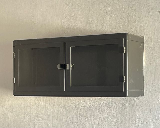 Vitrina metal gris oscuro