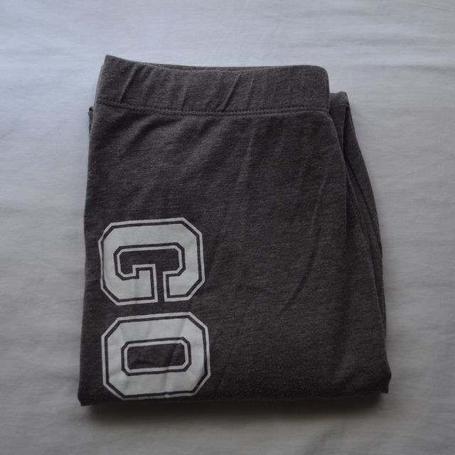 Leggings deportivos grises con letras