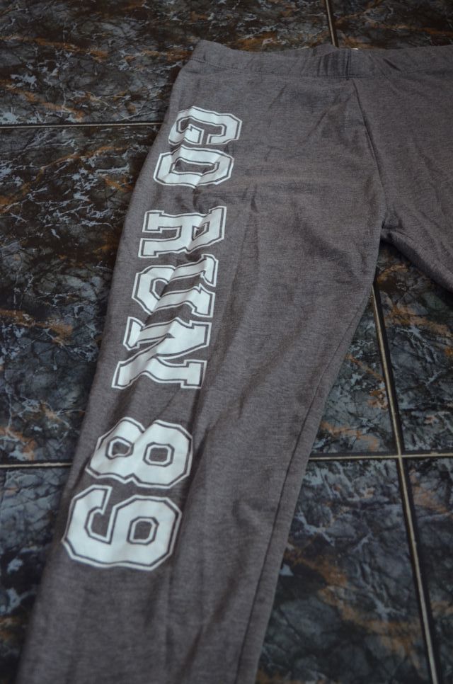 Leggings deportivos grises con letras