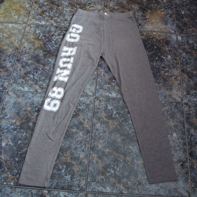 Leggings deportivos grises con letras