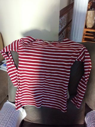 Camiseta de rayas rojas y blancas