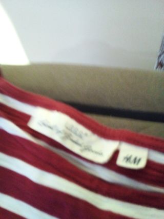 Camiseta de rayas rojas y blancas