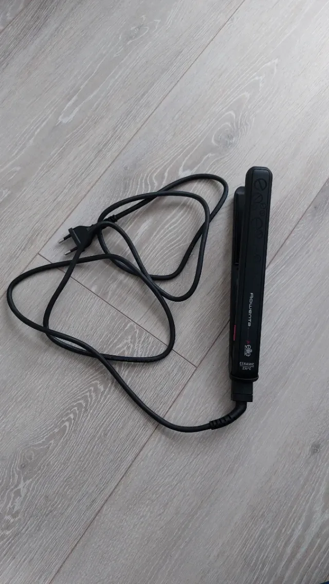 Plancha de pelo Rowenta negra