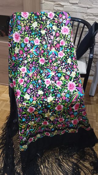 Mantón negro bordado flores y pájaros
