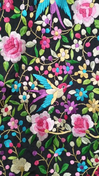 Mantón negro bordado flores y pájaros
