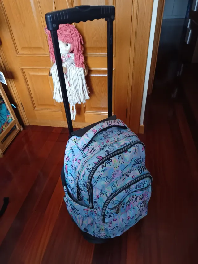 Mochila Totto con ruedas y estampado divertido