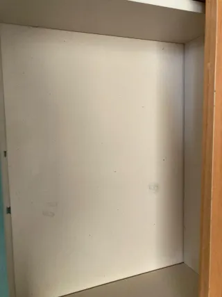 Escritorio juvenil madera y cajones verdes .